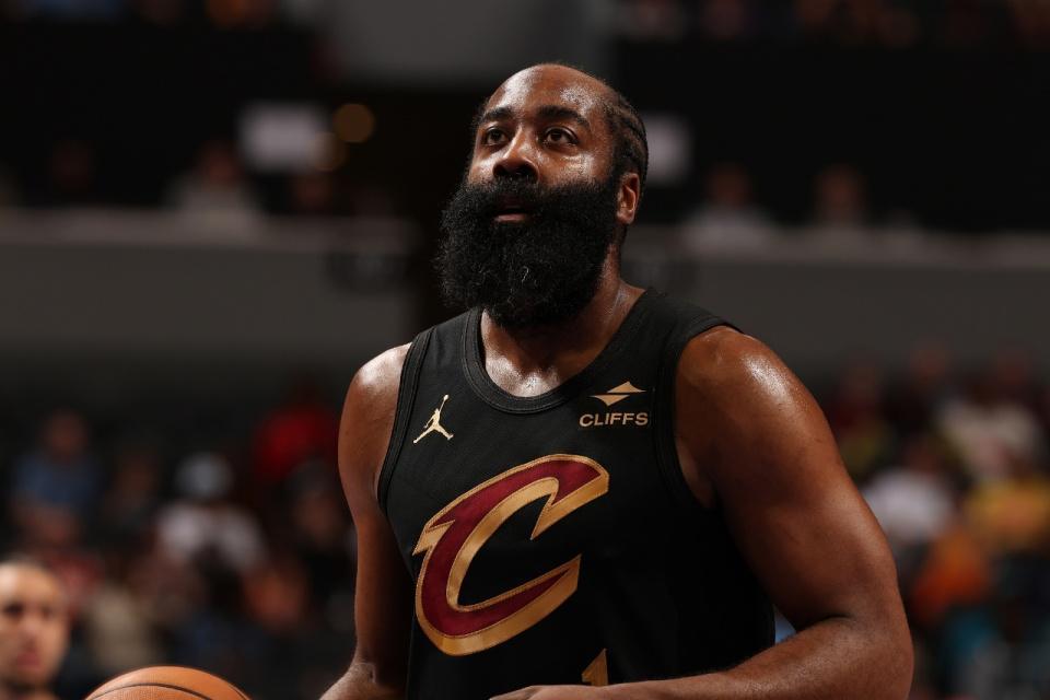 开云体育网站-哈登18+8加盟全胜！骑士险胜黄蜂豪取7连胜 米切尔32分克努33分